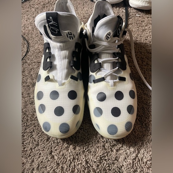 Basketball shoes - Picture 2 of 2